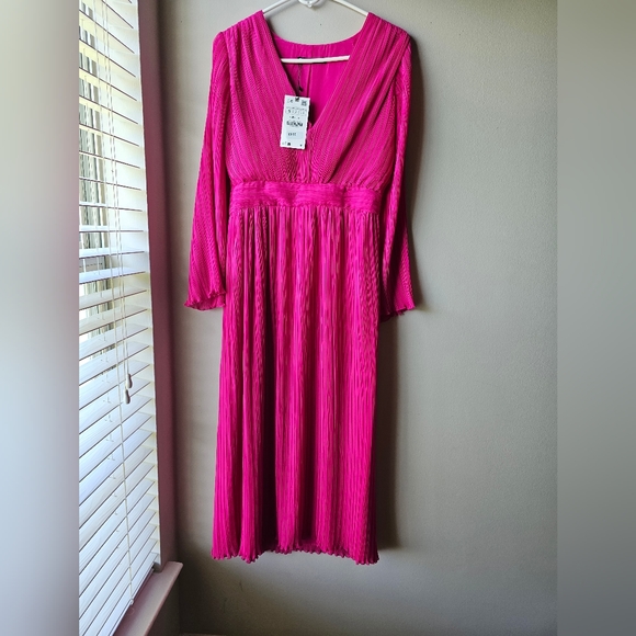 V-neck midi dress with wide long sleeves. Pleated fabric. - Picture 3 of 5